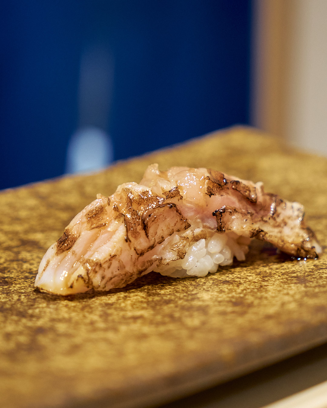 喉黒 のどぐろ|新潟県産
池ノ上駅から徒歩1分の完全予約制の寿司店です。メニューは、店主のおまかせコースのみ。季節野菜や旬の魚介を織りまぜた一品料理と江戸前の伝統を重んじながらも現代風に手心を加えた握りをお楽しみください。
#江戸前鮨 #鮨なか尾 #予約制 #おまかせ #池ノ上 #寿司 #渋谷鮨 #世田谷鮨 #渋谷鮨 #tokyogourmet #edomaesushi #omakase #喉黒