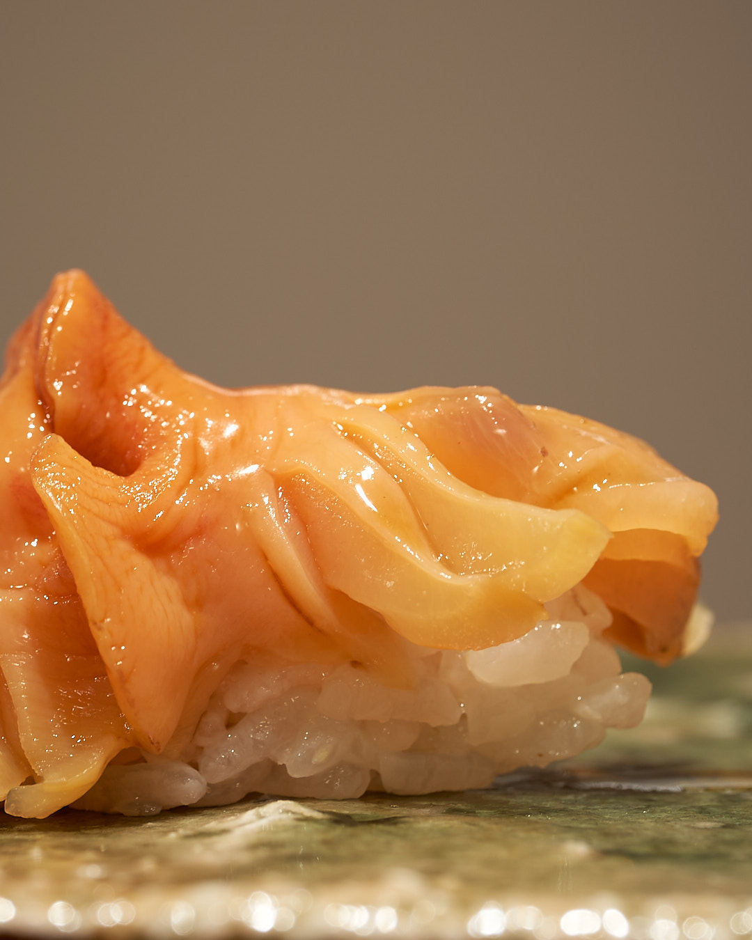 赤貝 あかがい|愛媛県産
鮨なか尾「5周年記念コース」
料理二品・握り十五貫・汁椀・サービスドリンク付き
5周年限定特別価格:20,000円(税込)
※その日の最良の食材を使用するため、内容が一部変更となる場合がございます。
▼ご予約・詳細はこちら
公式WEBサイト:
https://www.sushinakao.com/
ご予約ページ:
https://www.tablecheck.com/ja/sushinakao/reserve/message