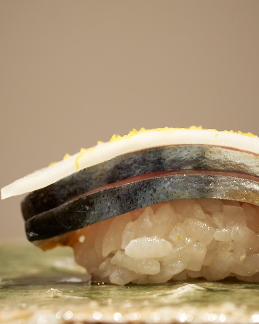 鯖と聖護院蕪 さばとしょうごいんかぶら|宮城県金華山沖産
鮨なか尾「5周年記念コース」
料理二品・握り十五貫・汁椀・サービスドリンク付き
5周年限定特別価格:20,000円(税込)
※その日の最良の食材を使用するため、内容が一部変更となる場合がございます。
▼ご予約・詳細はこちら
公式WEBサイト:
https://www.sushinakao.com/
ご予約ページ:
https://www.tablecheck.com/ja/sushinakao/reserve/message