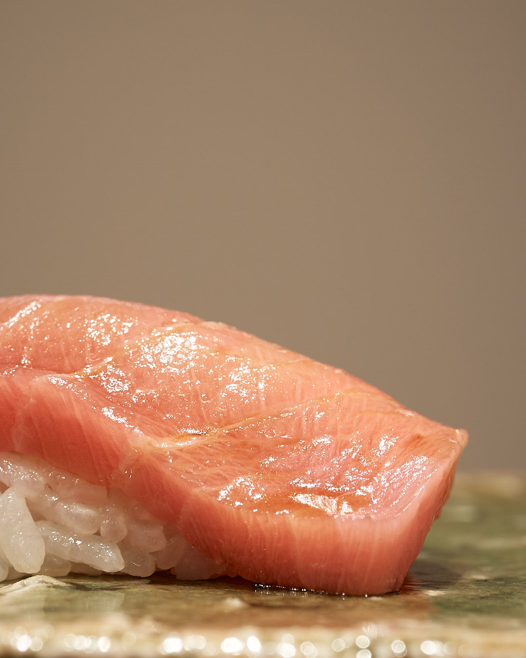 本鮪中トロ ほんまぐろちゅうとろ|和歌山県産
鮨なか尾「5周年記念コース」
料理二品・握り十五貫・汁椀・サービスドリンク付き
5周年限定特別価格:20,000円(税込)
※その日の最良の食材を使用するため、内容が一部変更となる場合がございます。
▼ご予約・詳細はこちら
公式WEBサイト:
https://www.sushinakao.com/
ご予約ページ:
https://www.tablecheck.com/ja/sushinakao/reserve/message