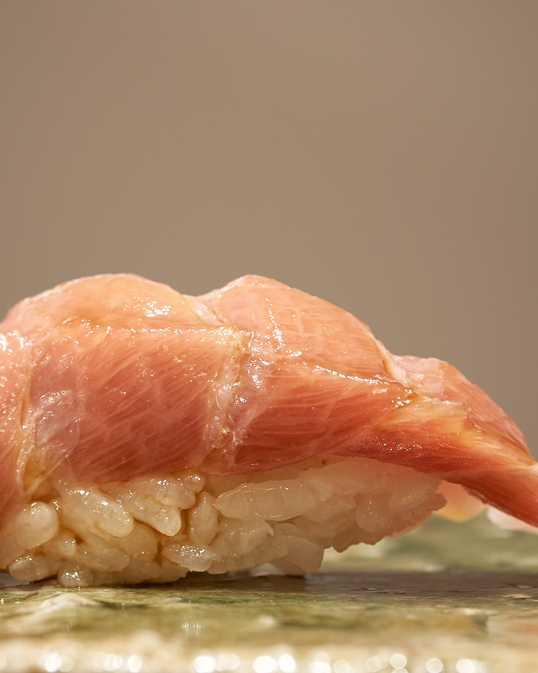 本鮪大トロ ほんまぐろおおとろ|和歌山県産
鮨なか尾「5周年記念コース」
料理二品・握り十五貫・汁椀・サービスドリンク付き
5周年限定特別価格:20,000円(税込)
※その日の最良の食材を使用するため、内容が一部変更となる場合がございます。
▼ご予約・詳細はこちら
公式WEBサイト:
https://www.sushinakao.com/
ご予約ページ:
https://www.tablecheck.com/ja/sushinakao/reserve/message