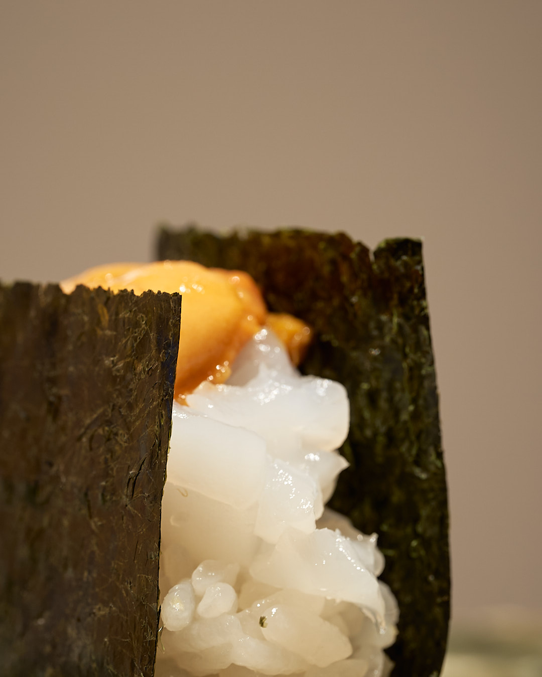 墨烏賊と馬糞海胆 すみいかとばふんうに|富山県と北海道産
鮨なか尾「5周年記念コース」
料理二品・握り十五貫・汁椀・サービスドリンク付き
5周年限定特別価格:20,000円(税込)
※その日の最良の食材を使用するため、内容が一部変更となる場合がございます。
▼ご予約・詳細はこちら
公式WEBサイト:
https://www.sushinakao.com/
ご予約ページ:
https://www.tablecheck.com/ja/sushinakao/reserve/message