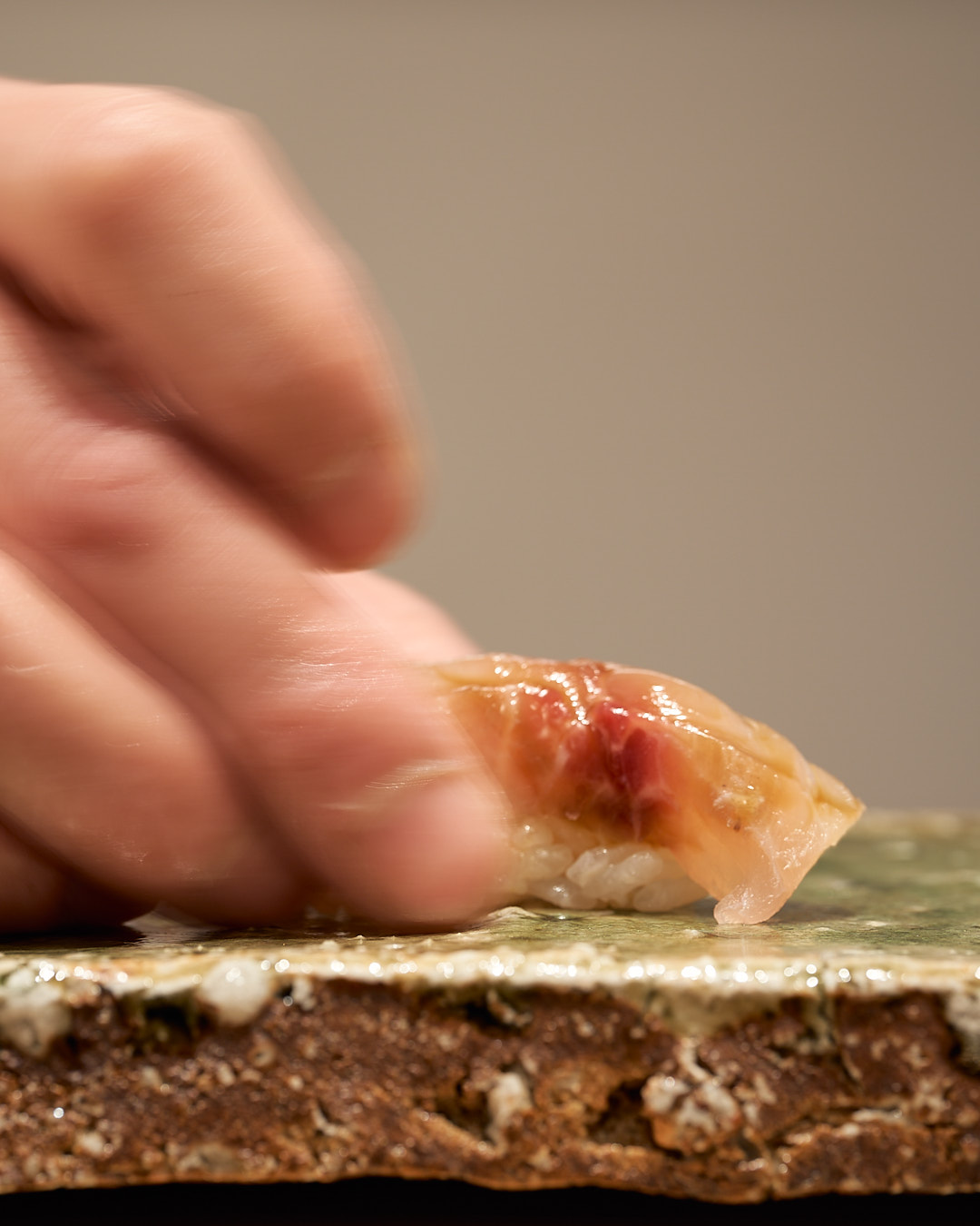 伊佐幾 いさき|長崎県対馬産
鮨なか尾「5周年記念コース」
料理二品・握り十五貫・汁椀・サービスドリンク付き
5周年限定特別価格:20,000円(税込)
※その日の最良の食材を使用するため、内容が一部変更となる場合がございます。
▼ご予約・詳細はこちら
公式WEBサイト:https://www.sushinakao.com/
ご予約ページ:https://www.tablecheck.com/ja/sushinakao/reserve/message