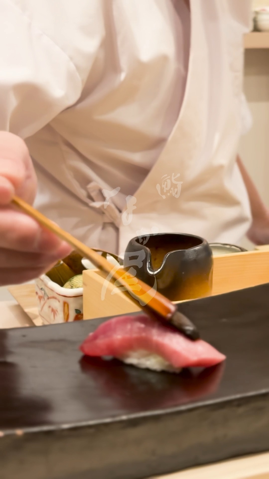 みなみまぐろあかみ|豪州産
池ノ上駅から徒歩1分の完全予約制の寿司店です。メニューは、店主のおまかせコースのみ。季節野菜や旬の魚介を織りまぜた一品料理と江戸前の伝統を重んじながらも現代風に手心を加えた握りをお楽しみください。
#江戸前鮨 #予約制 #世田谷鮨 #omakase #sushicourse